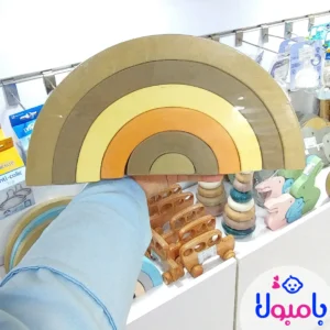 قطعات چوبی رنگینکمان در حال چیدن روی هم