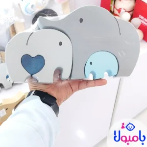قطعات جداشده جورچین فیل روی سطح صاف