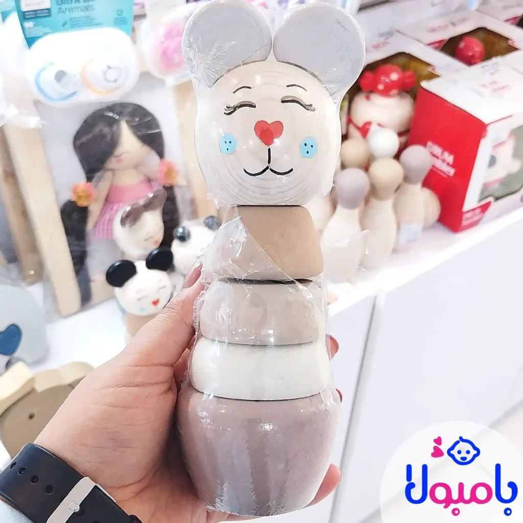 کودک در حال ساختن برج چوبی ساده