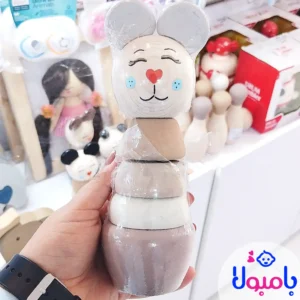 کودک در حال ساختن برج چوبی ساده